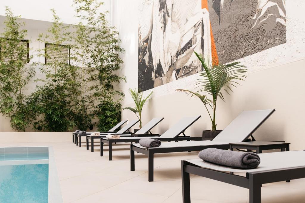 The City Hotel & Suites